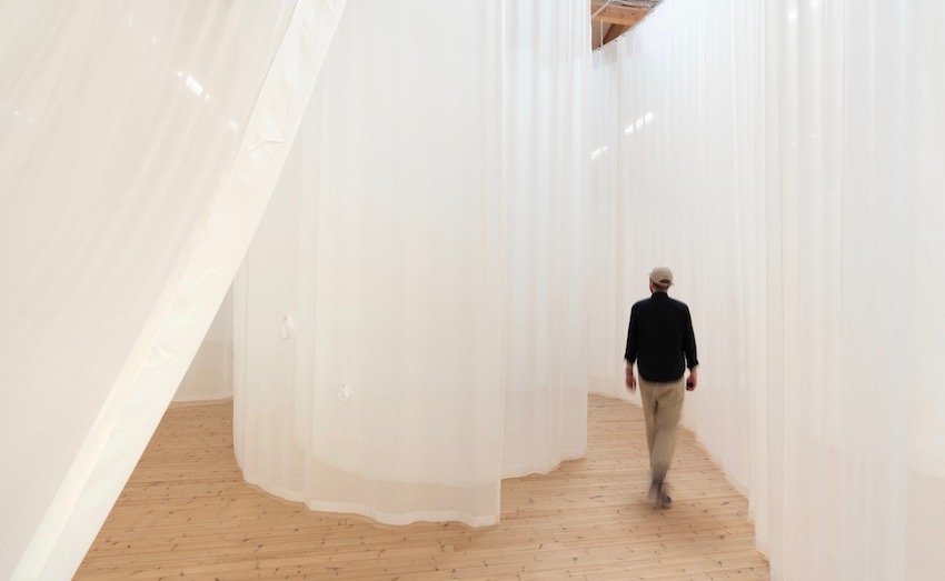 I am not what you see af Lilibeth Cuenca Rasmussen på Copenhagen Contemporary. Værket indeholder Aluproff 5001 gardinskinne og skaber labyrinter.