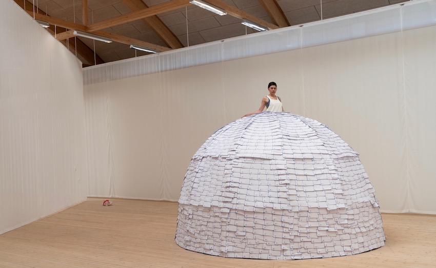 I am not what you see af Lilibeth Cuenca Rasmussen på Copenhagen Contemporary. Værket indeholder Aluproff 5001 gardinskinne og skaberbaggrund til performance.