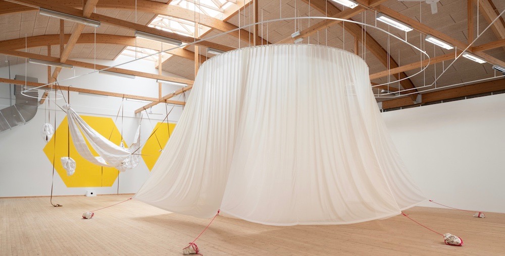 I am not what you see af Lilibeth Cuenca Rasmussen på Copenhagen Contemporary. Værket indeholder Aluproff 5001 gardinskinne i hvid.