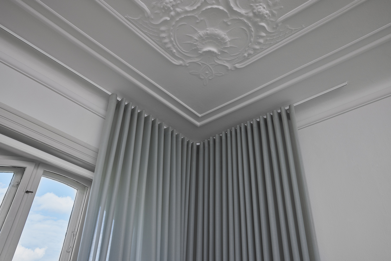 Ceiling at interior designer Helle Flou white 2001 CIRCAL rail from Aluproff